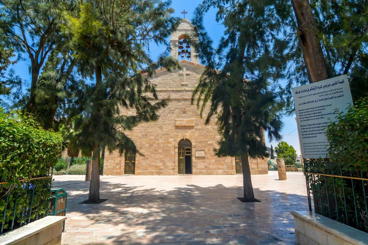 önünde bir tabela bulunan eski bir tuğla kilise