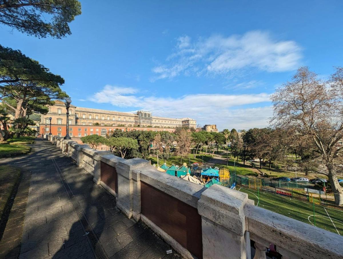 Un puente con un edificio al fondo y un parque.