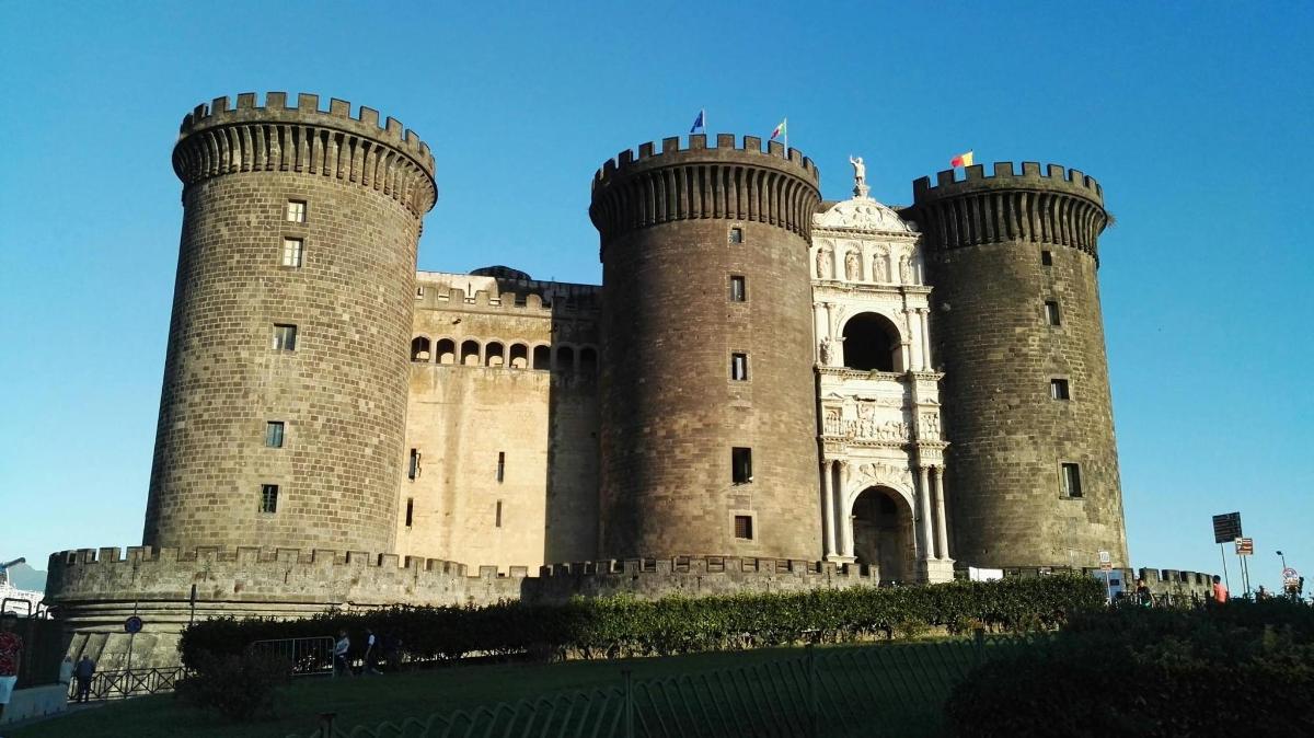 Un castillo con dos torres en la parte superior.