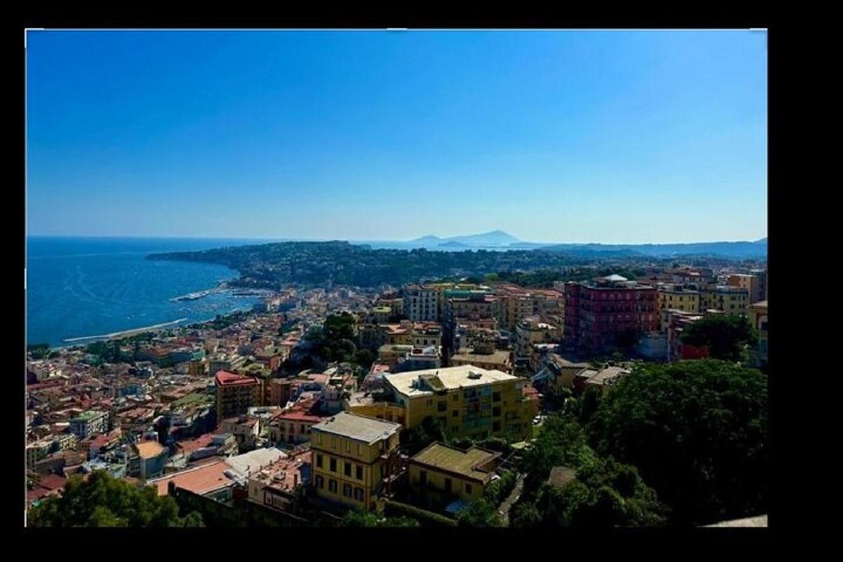 uma vista aérea de uma cidade e do oceano