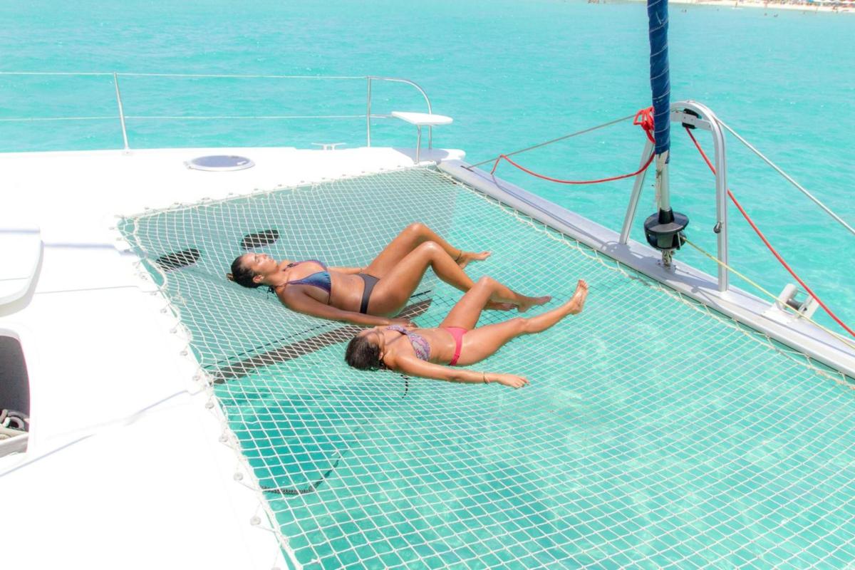 Dos mujeres tumbadas en un barco en el agua