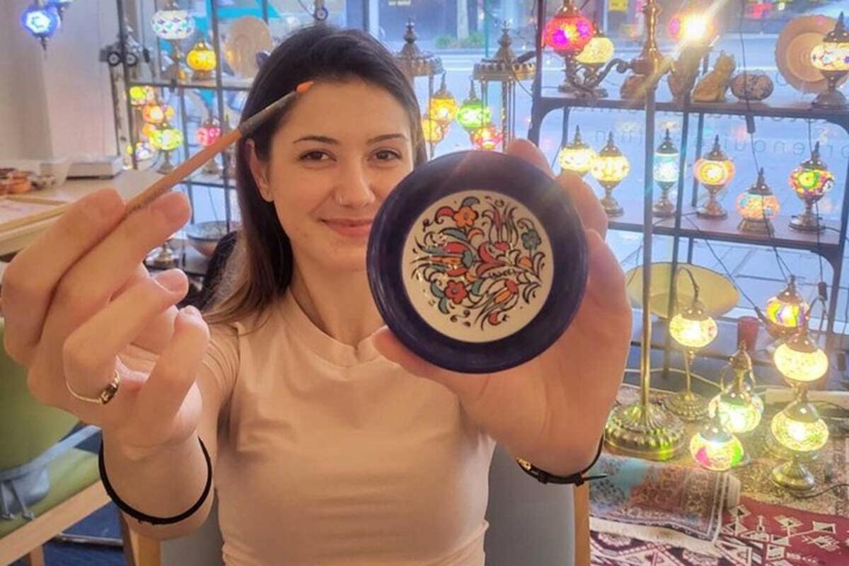 امرأة تحمل طبقًا باستخدام عيدان تناول الطعام