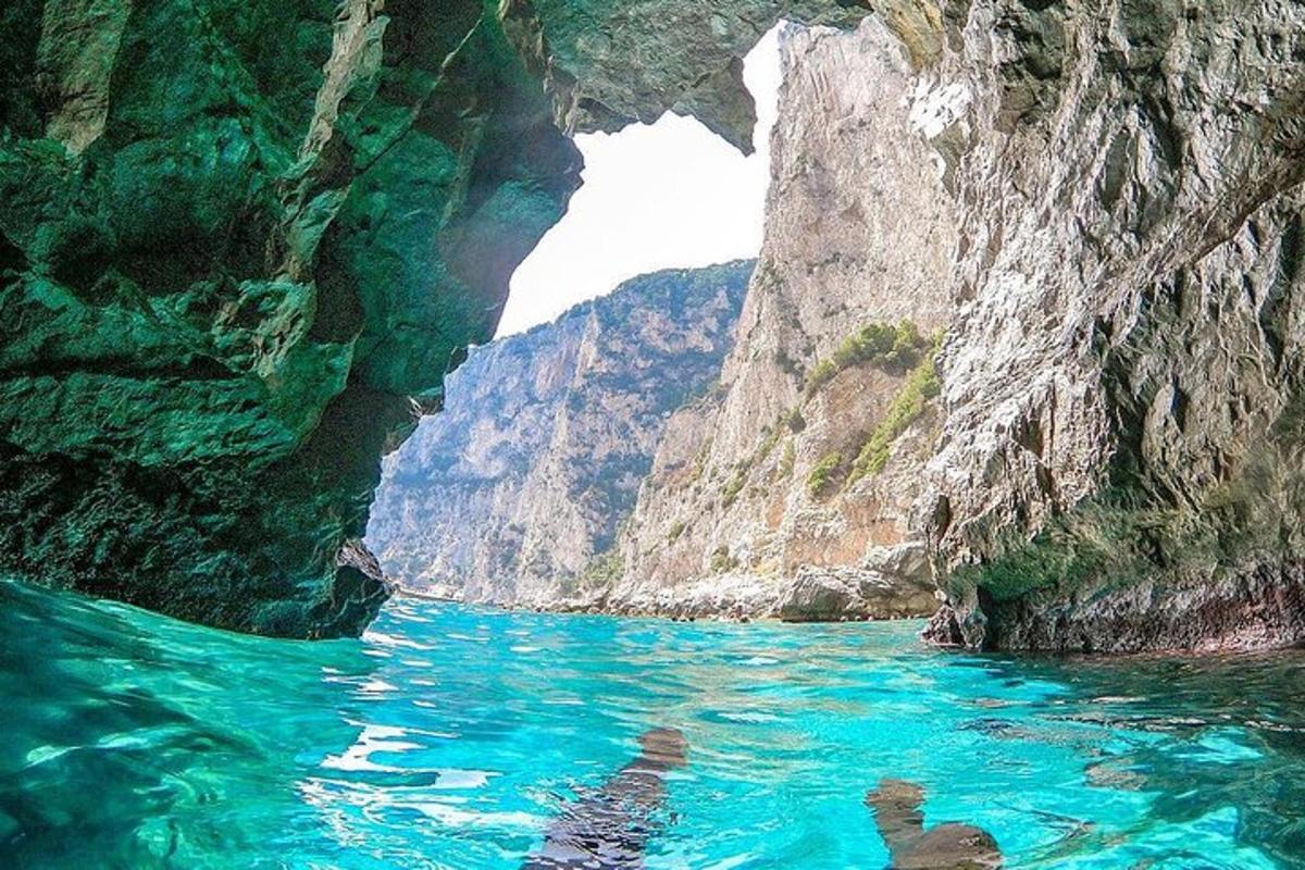 una vista dell'acqua in una grotta