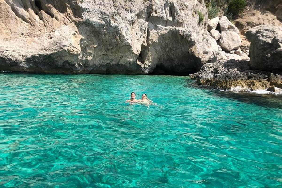 una persona che nuota in uno specchio d'acqua