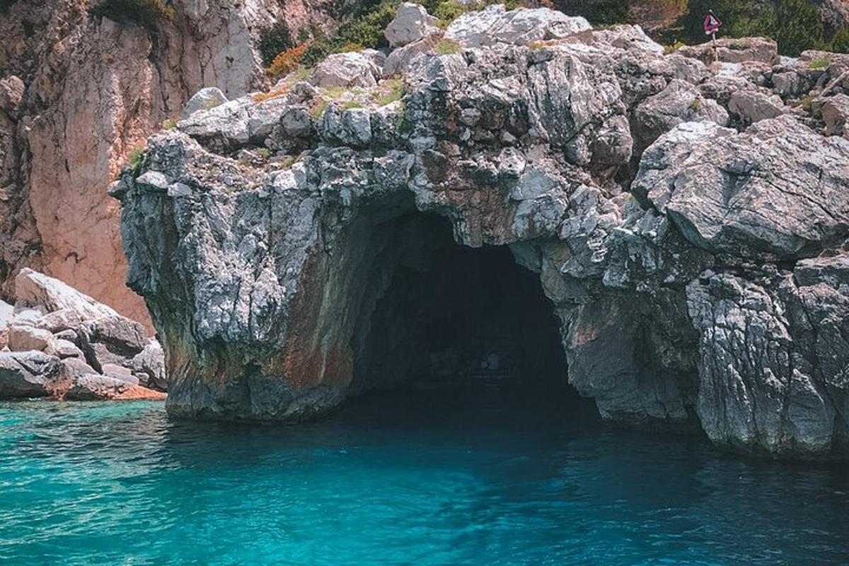 una grotta in una formazione rocciosa nell'acqua