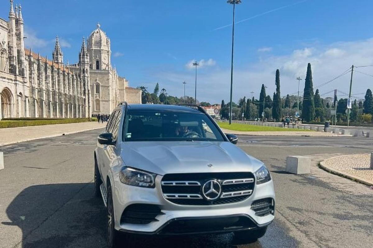 valge auto pargitud hoone ette