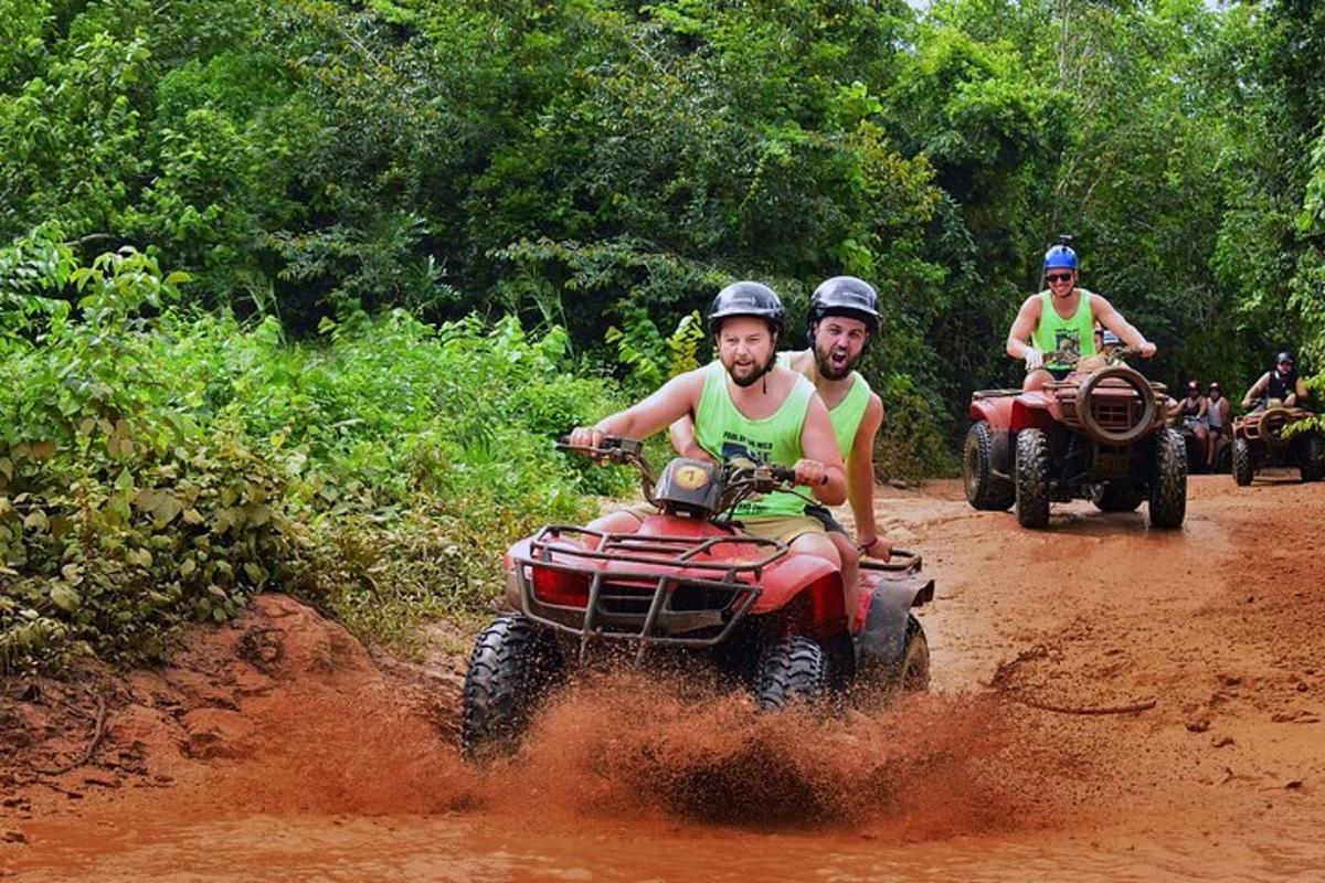 doi bărbați care călătoresc pe ATV-uri pe un drum de pământ