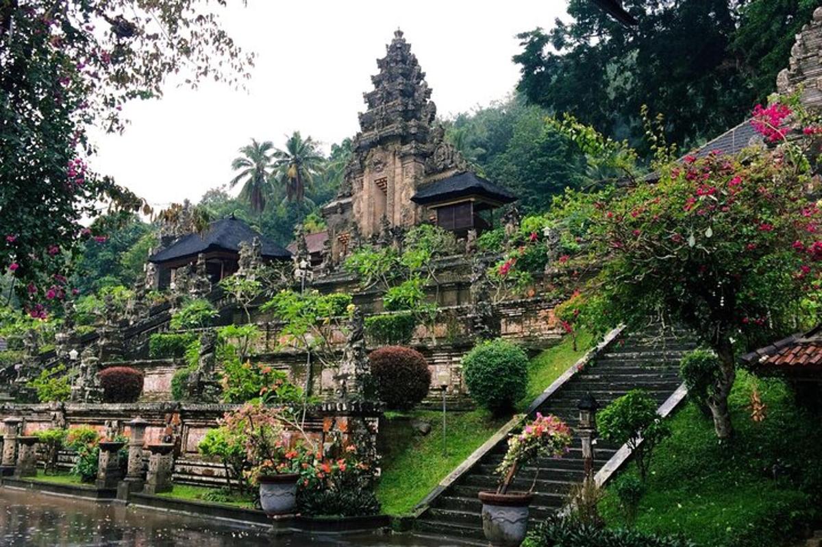 một tòa nhà có cầu thang và hoa ở phía trước