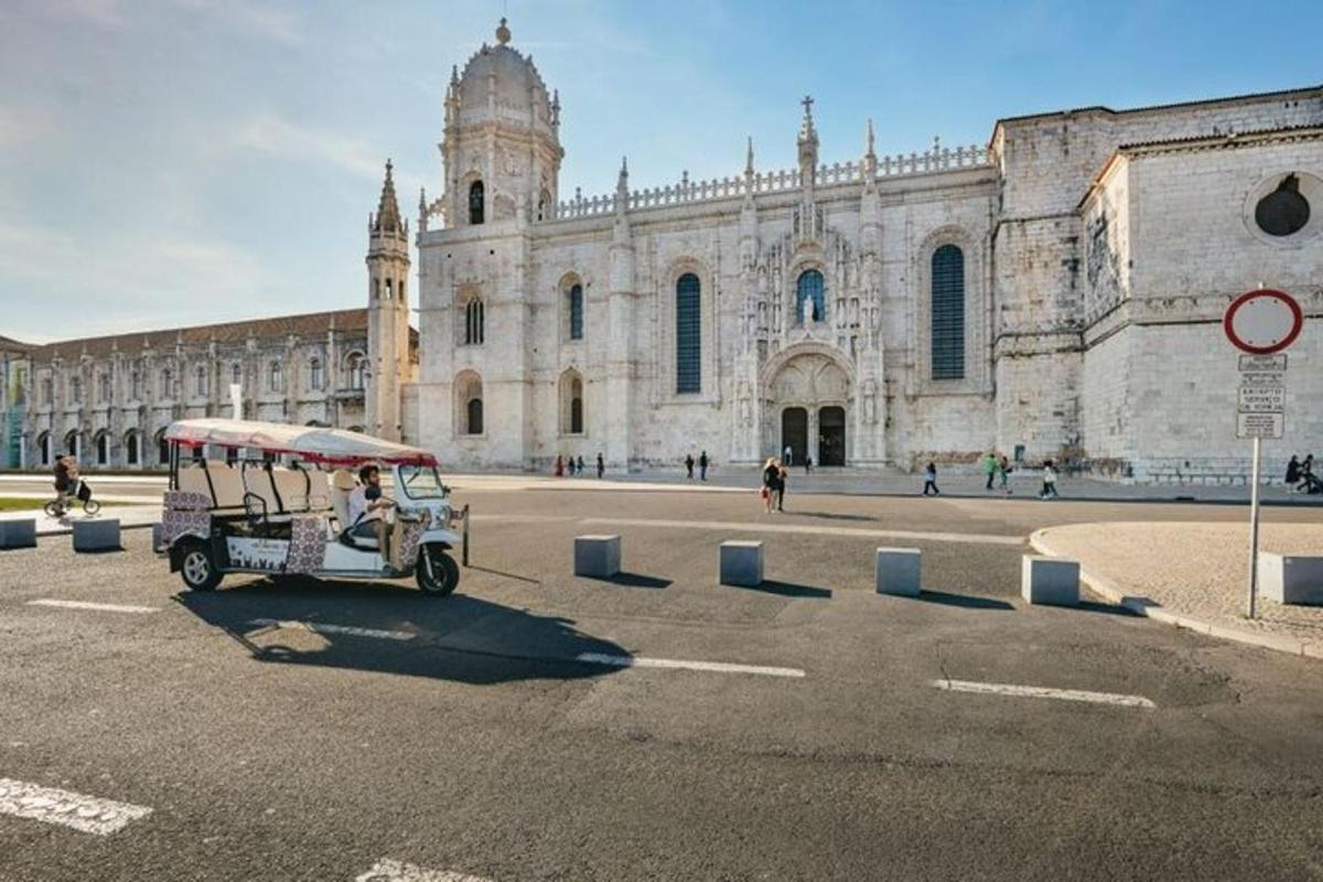 Un carrito de golf frente a un gran edificio.