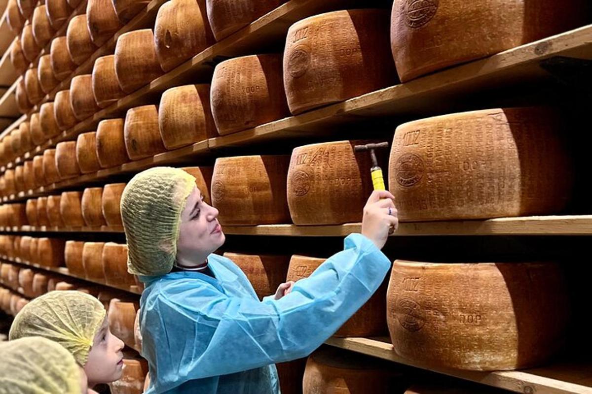 Dos niños en una panadería mirando el pan