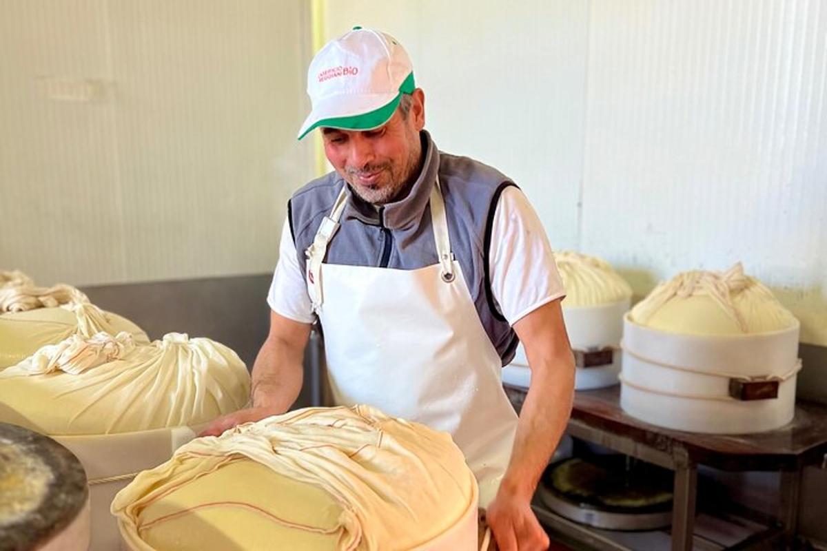 un hombre en una cocina haciendo pan