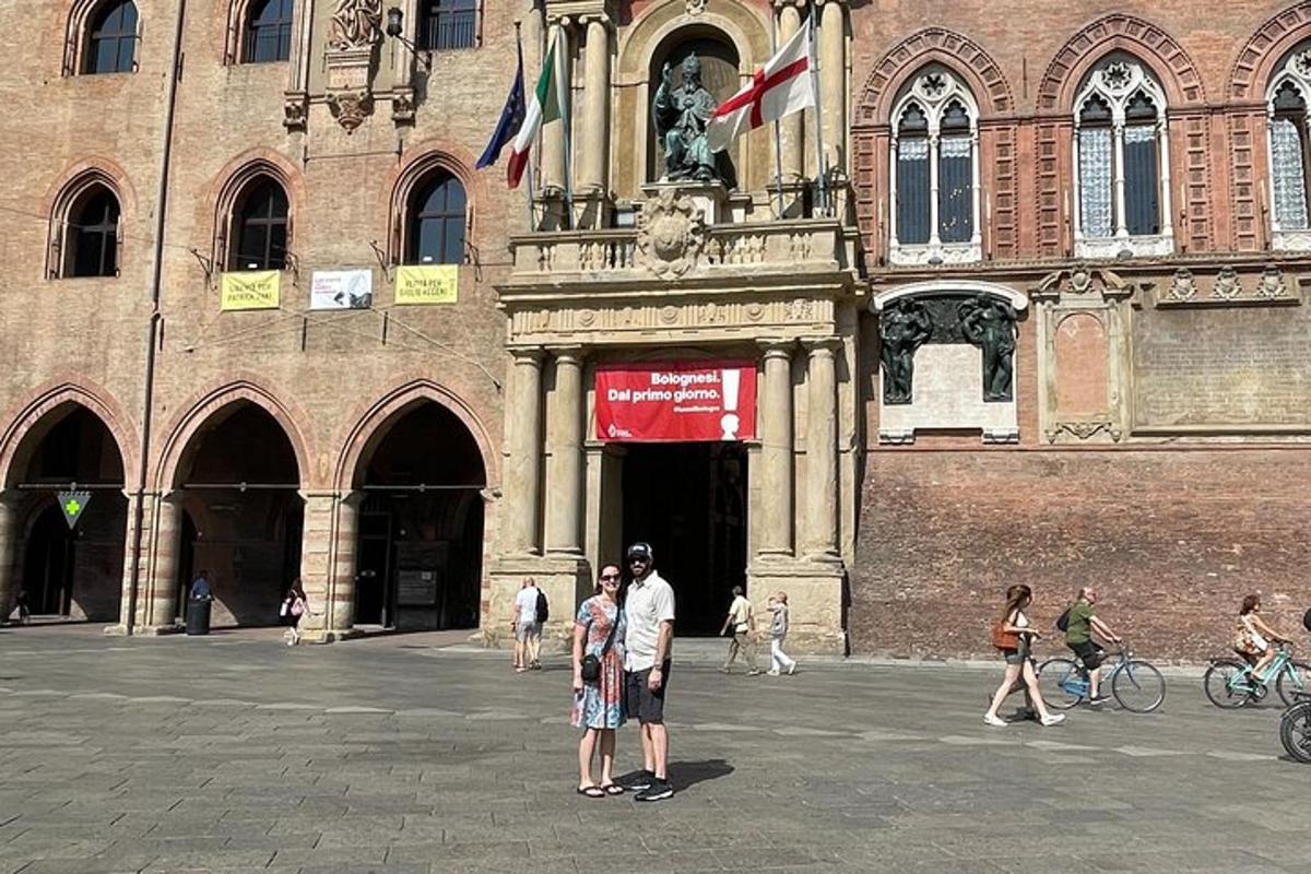 grupp inimesi, kes seisavad hoone ees