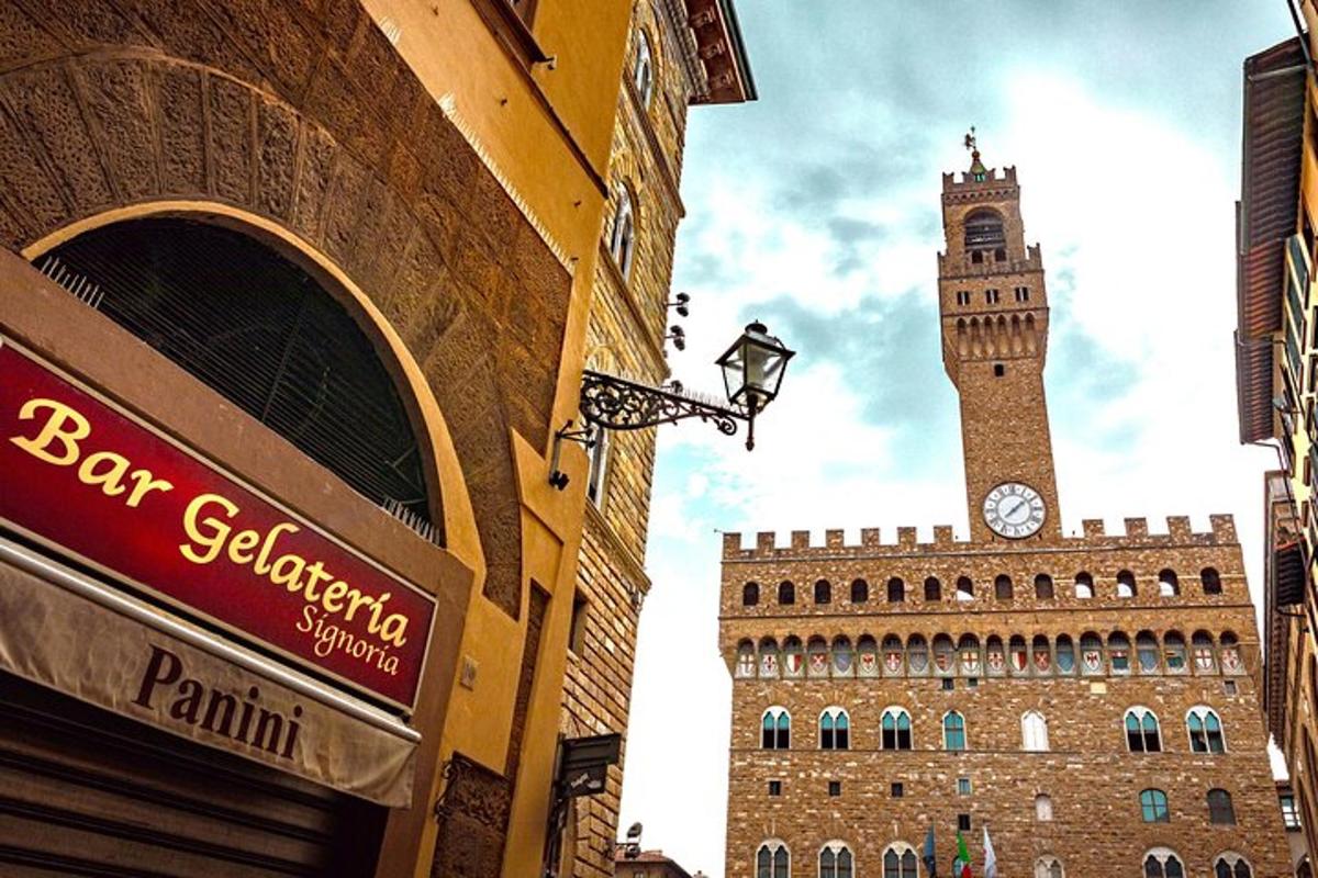un grande edificio con una torre dell'orologio in una città