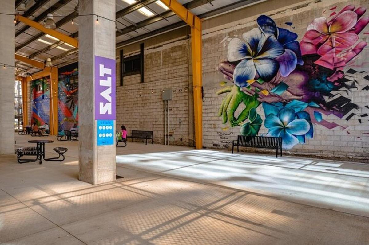 un murale di fiori su un muro di un edificio