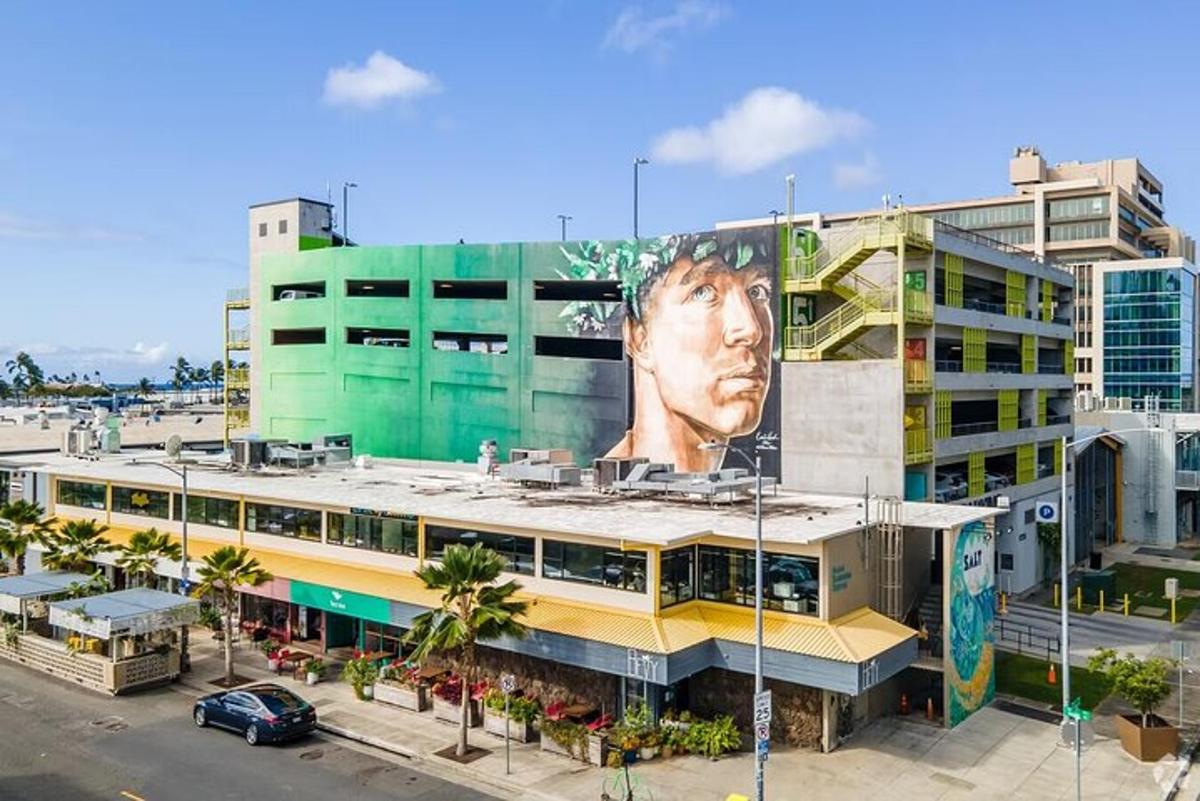 un edificio con un grande murale raffigurante un uomo