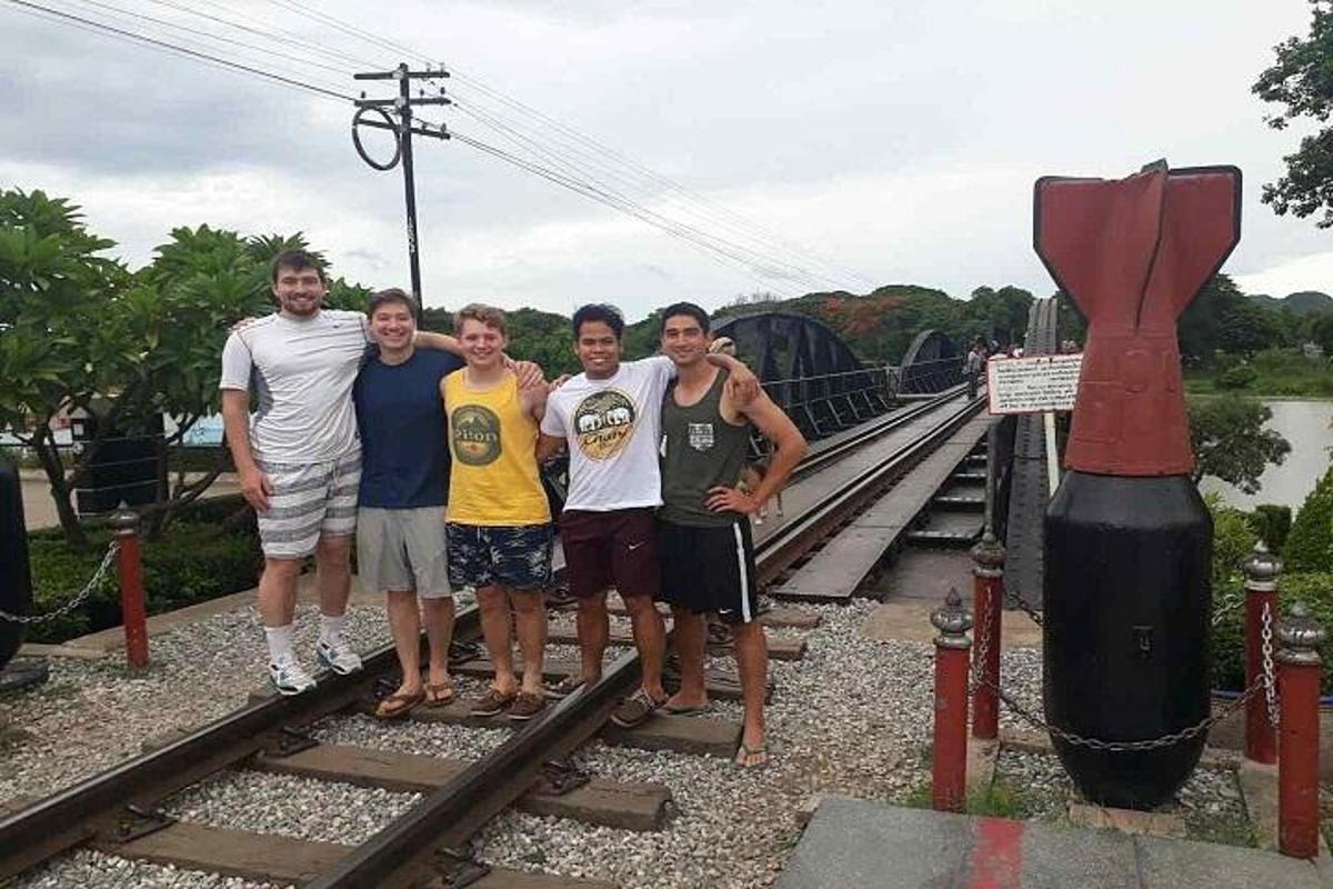 un gruppo di persone in piedi sui binari di un treno