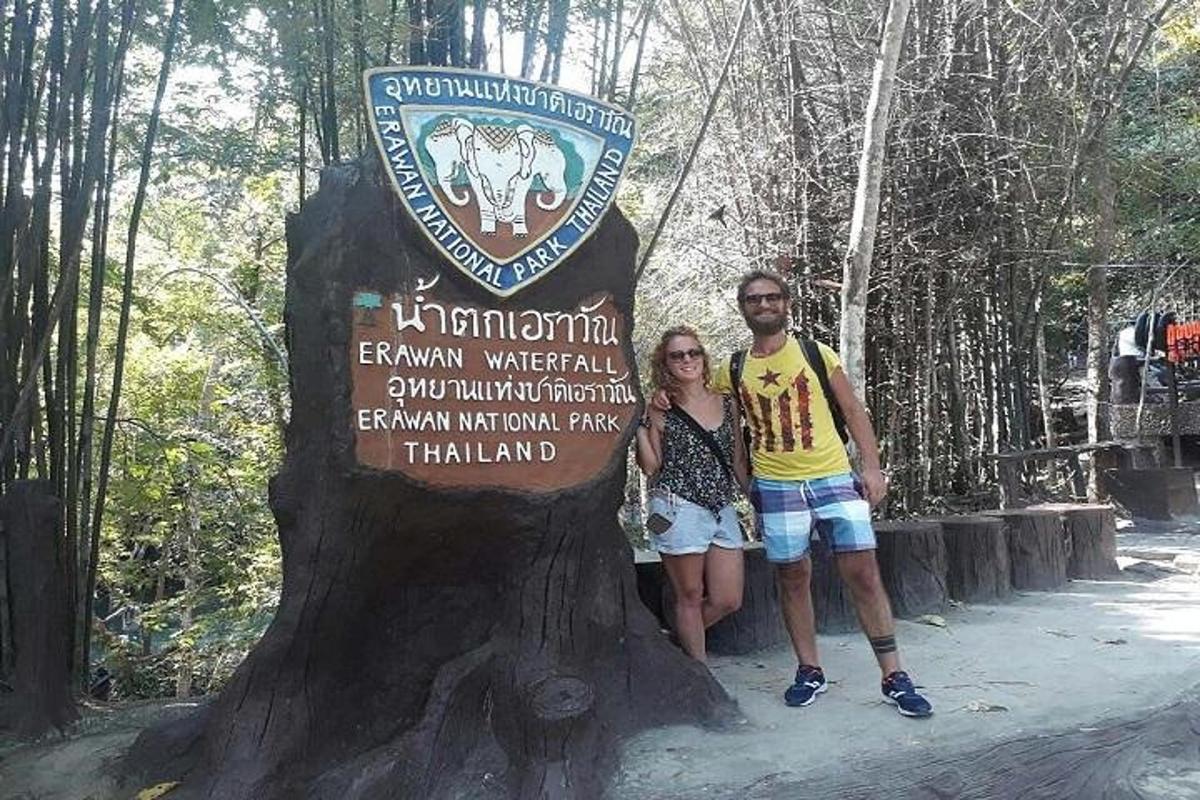 un uomo e una donna in piedi davanti a un albero