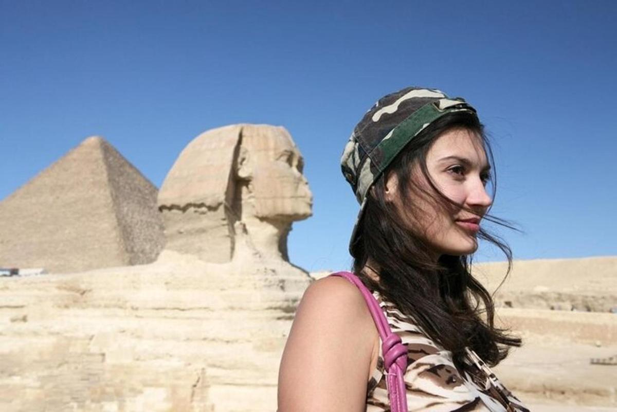 en kvinne som står foran pyramidene