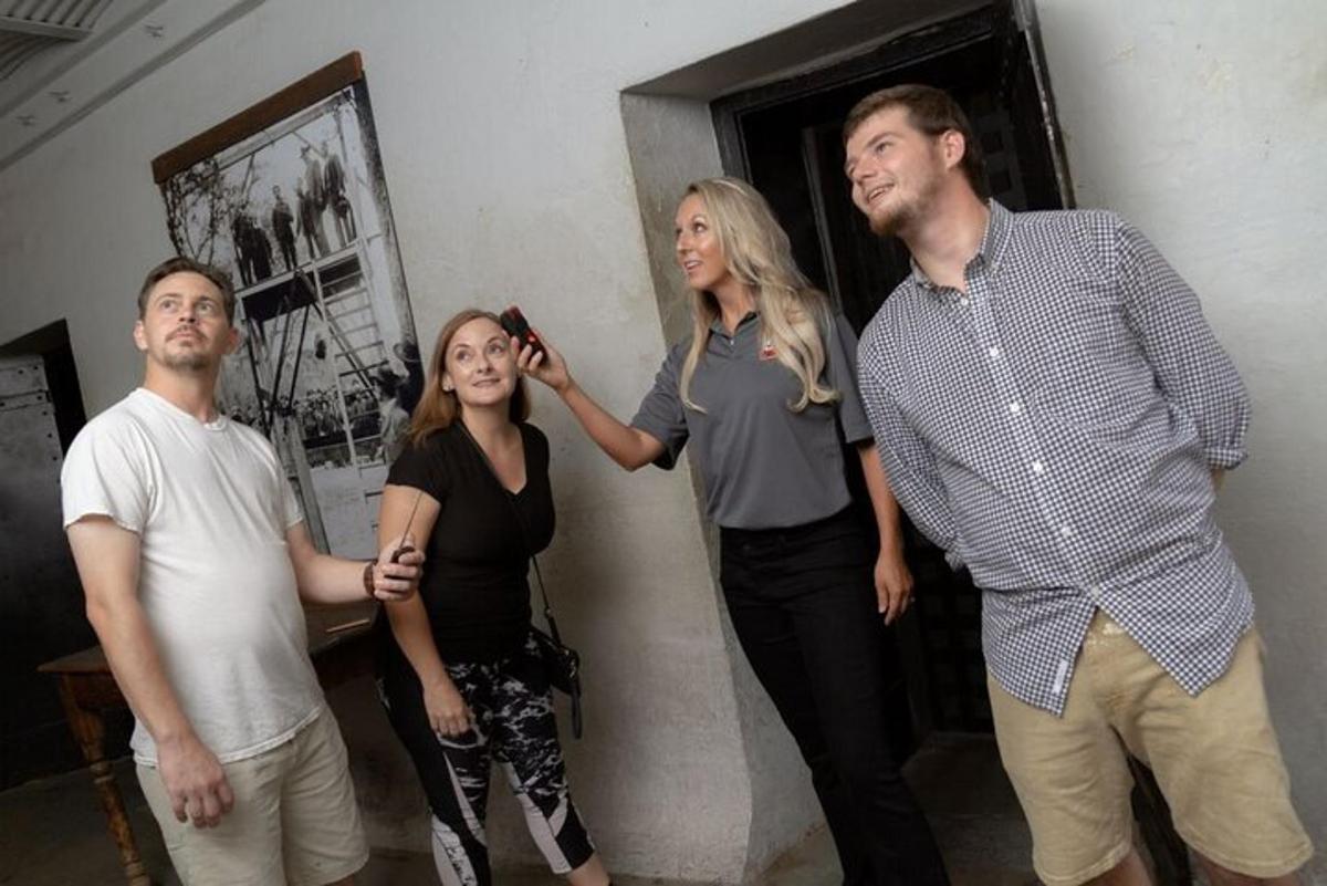 grupp inimesi, kes seisavad seina ääres