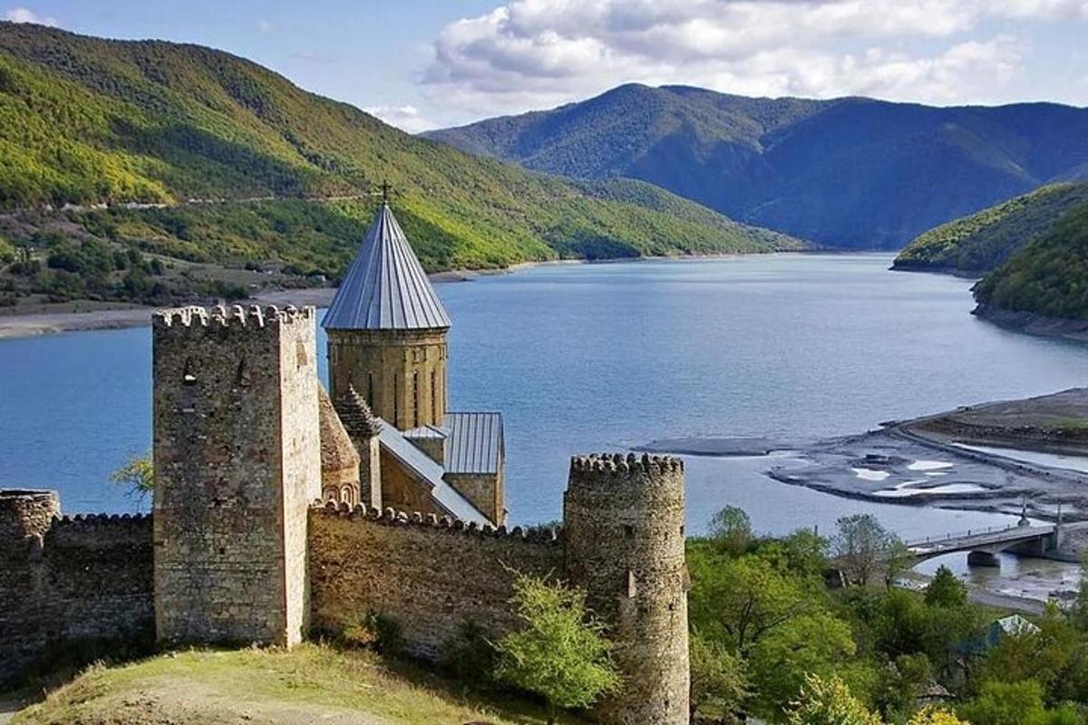hrad s výhledem na vodní plochu