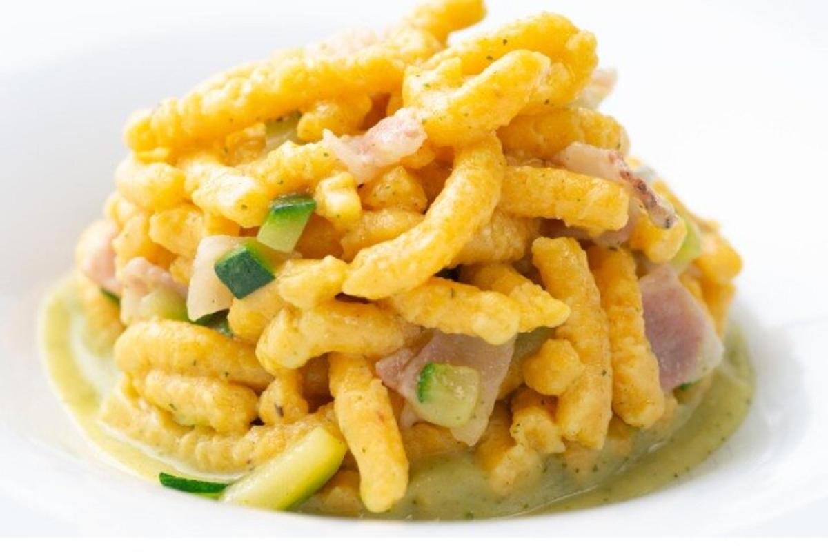 un piatto di cibo con patatine fritte e carne