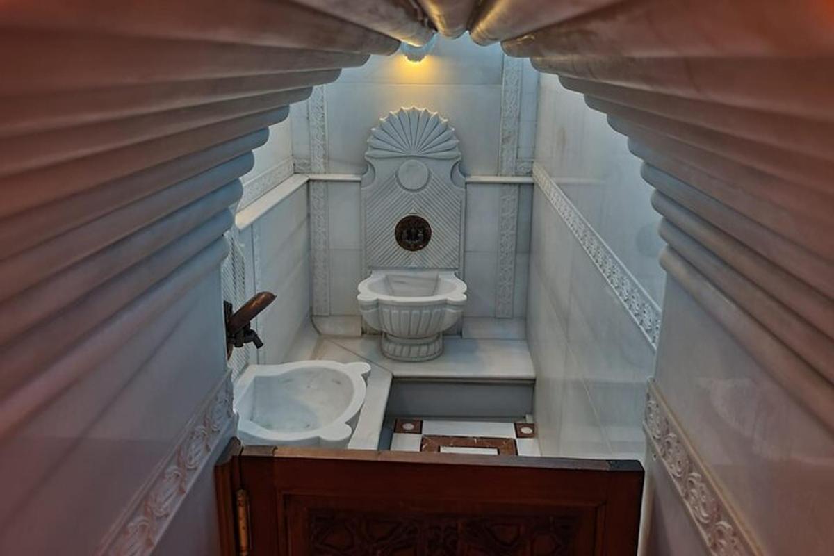 ein kleines Badezimmer mit Toilette und Waschbecken