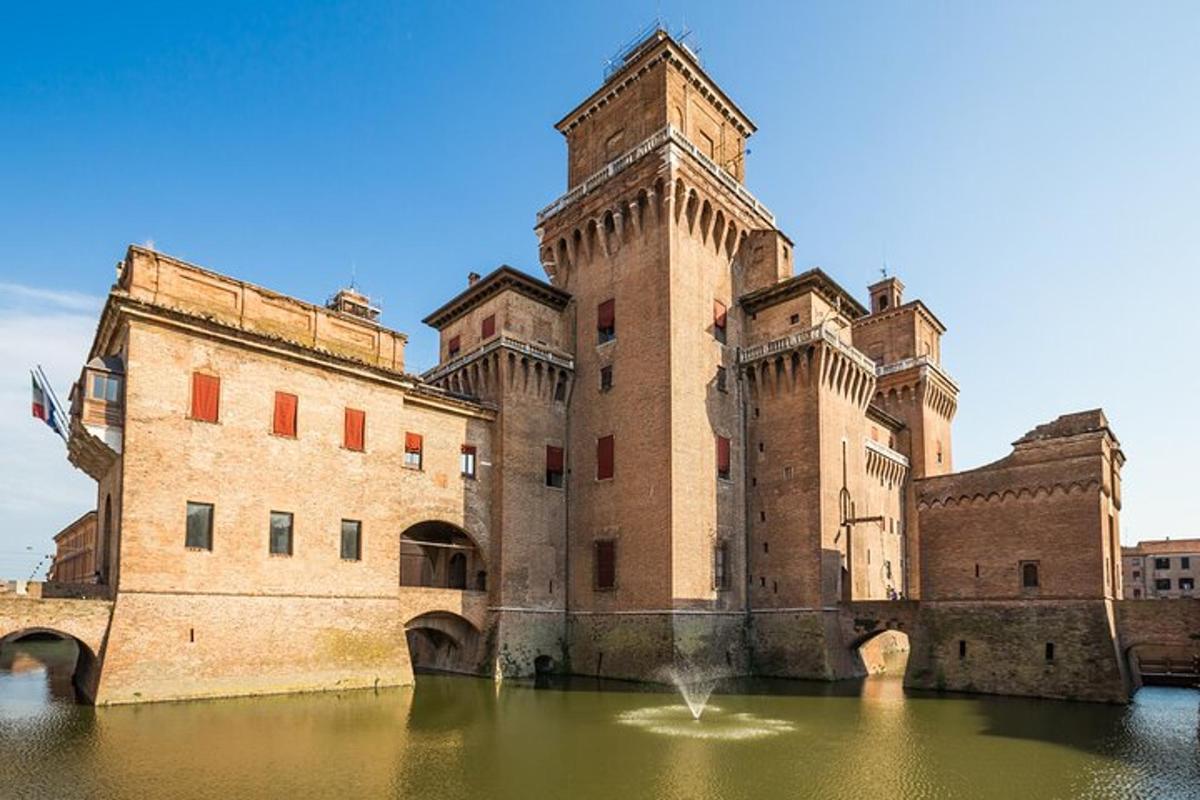 un gran edifici amb una font a l'aigua