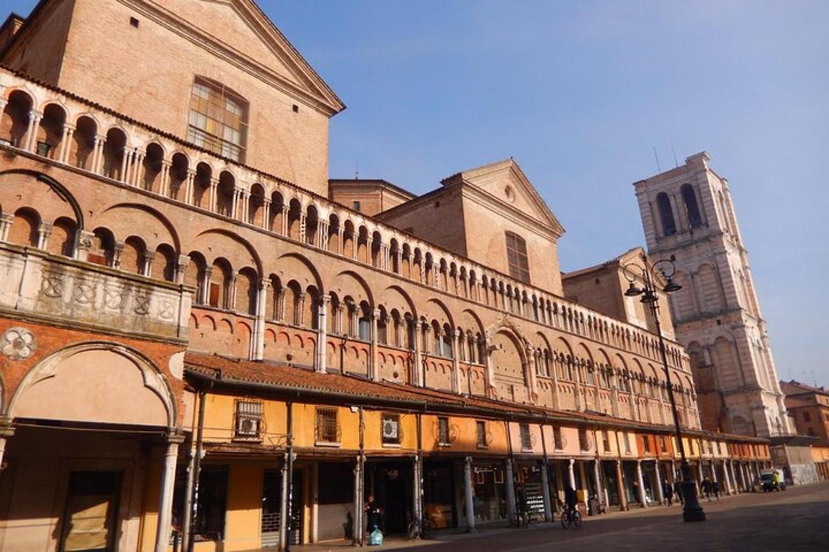 un gran edifici amb una torre de rellotge en un carrer