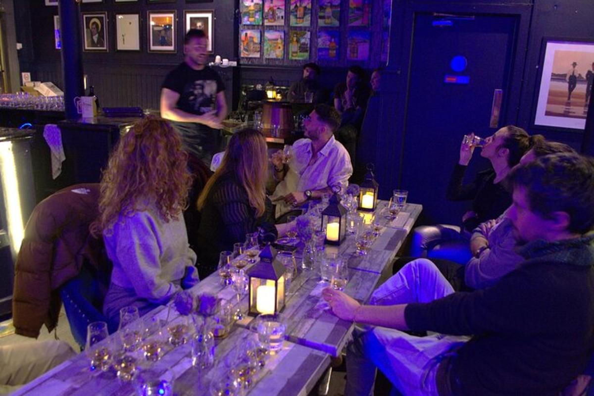 un grup de oameni așezați în jurul unei mese într-un bar