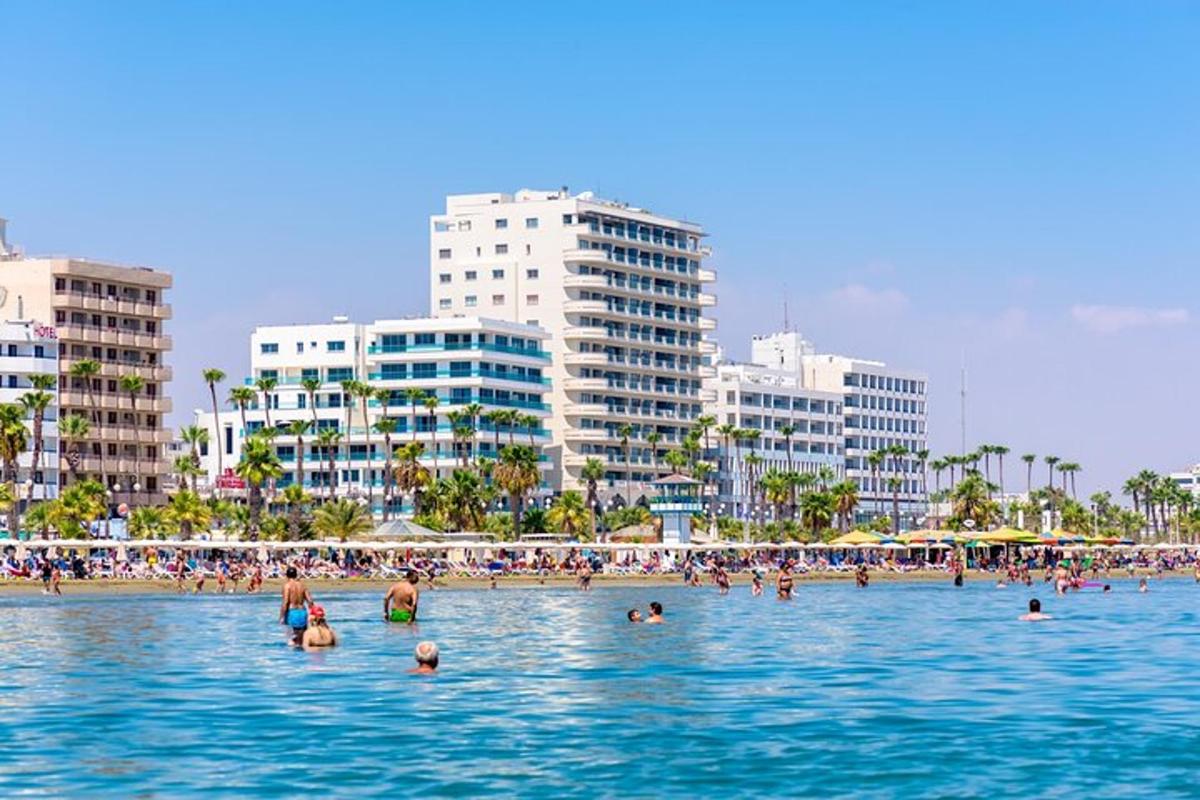 un grup de persones a l'aigua a la platja