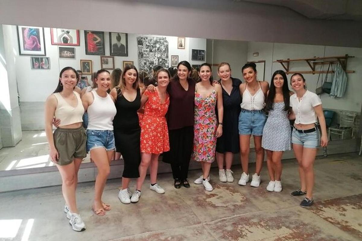 un grup de dones posant per a una foto en una habitació