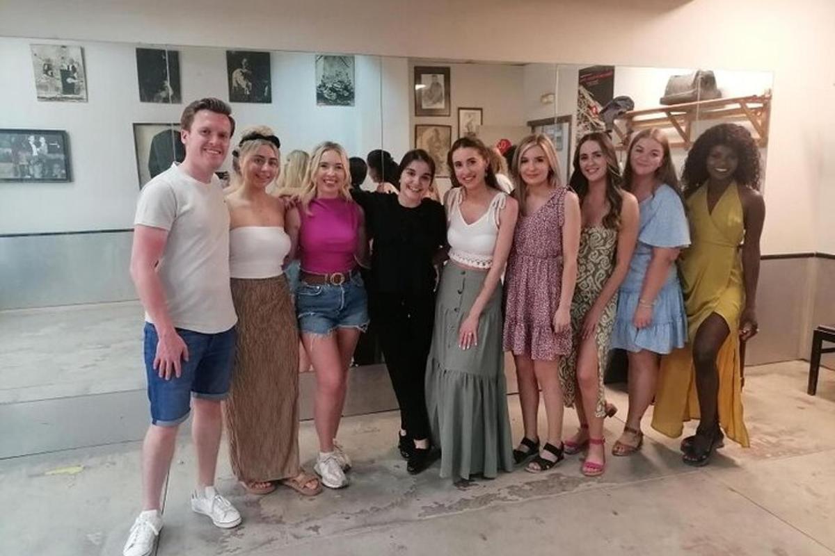 un grup de persones posant per a una foto en una habitació