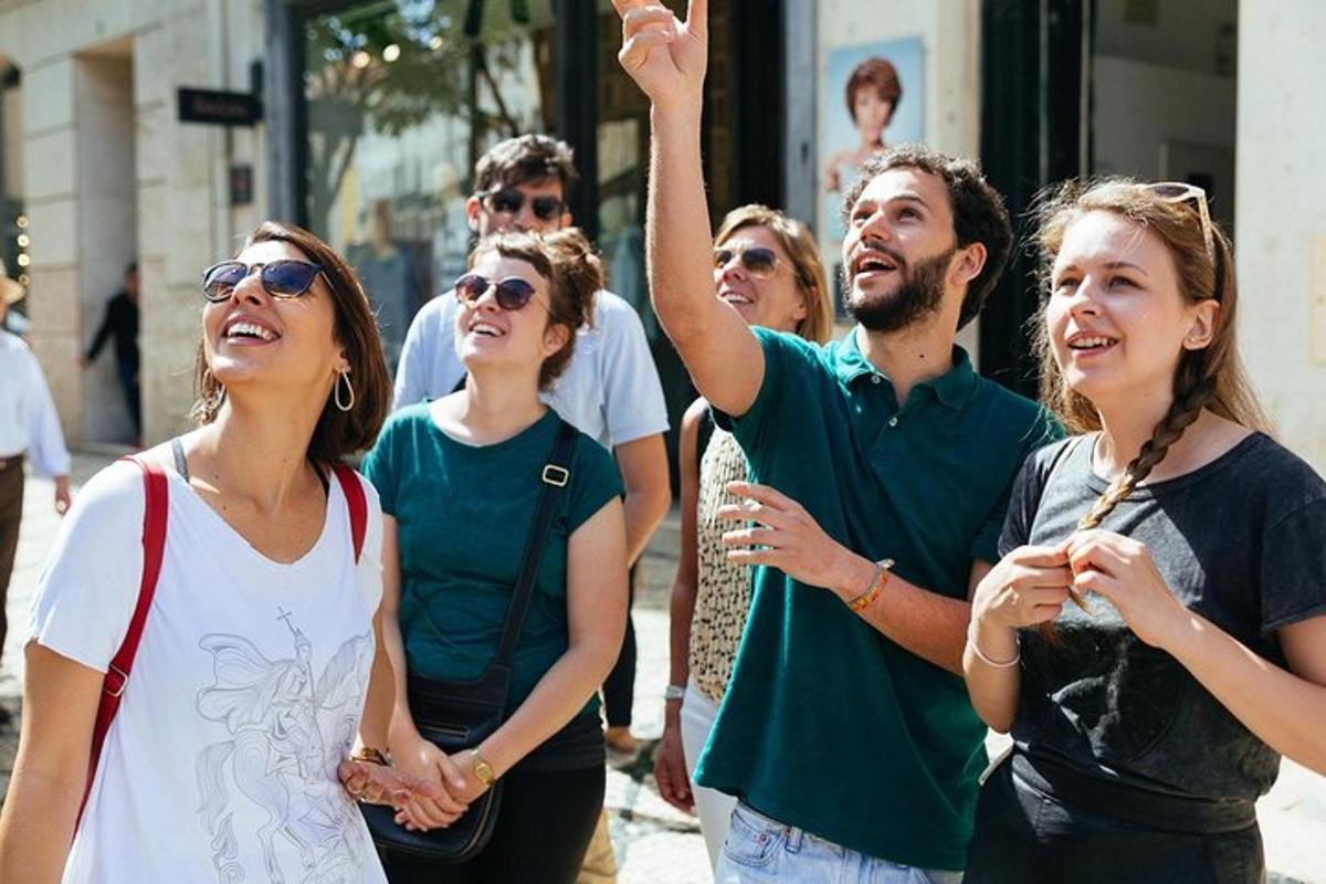 un gruppo di persone in piedi su una strada