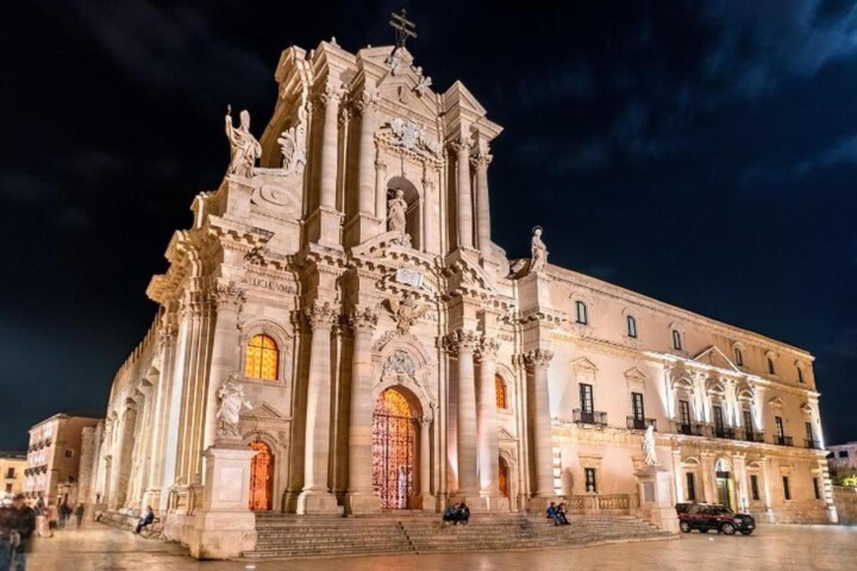 un grande edificio con una torre dell'orologio di notte
