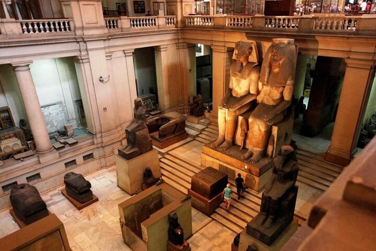 Una vista aérea de un museo con artefactos en un edificio.