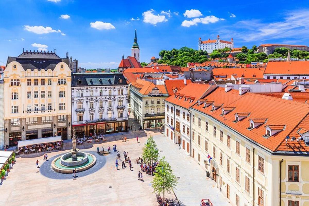 pohled shora na město s budovami