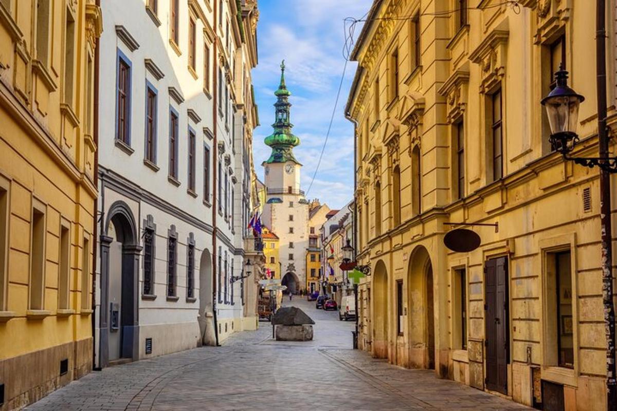 prázdná ulice s budovami a hodinovou věží