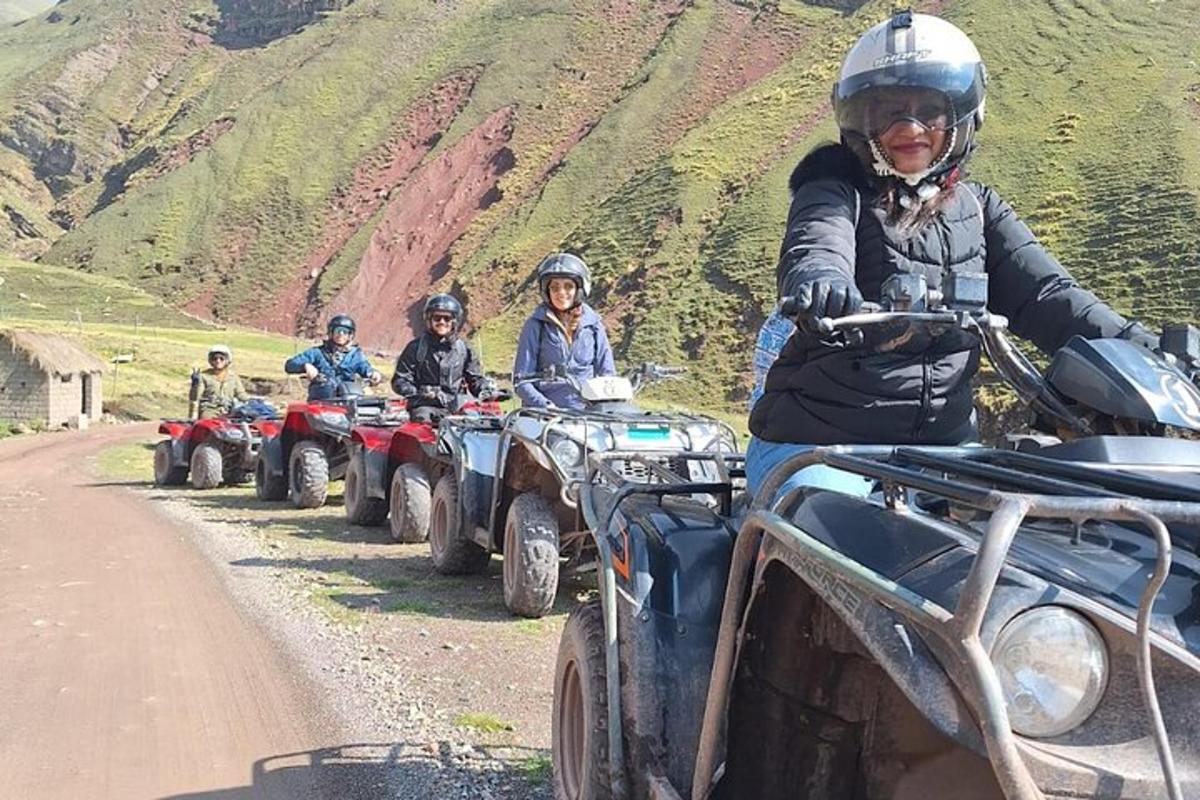 un grup de persones que condueixen quads per un camí de terra