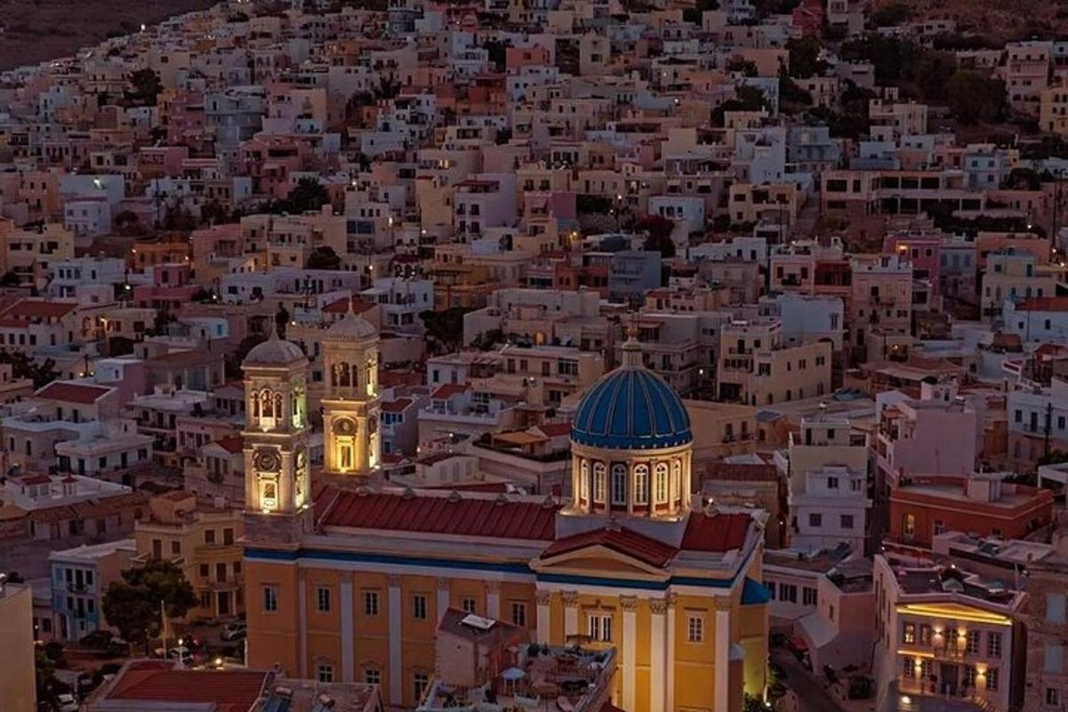 una vista aerea di una città di notte