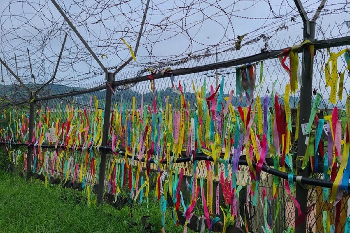 un gard cu serpentine colorate atârnate de el