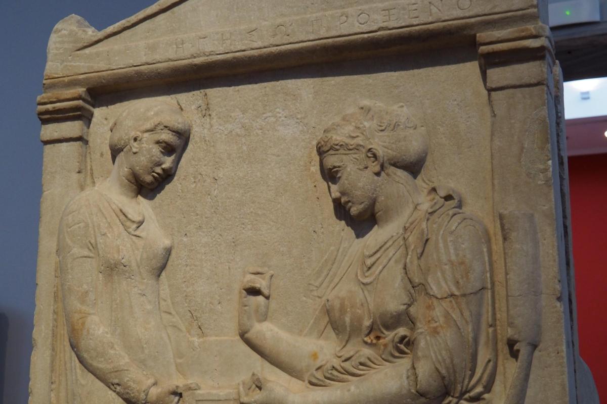 una estàtua de pedra de dues dones sostenint una beguda