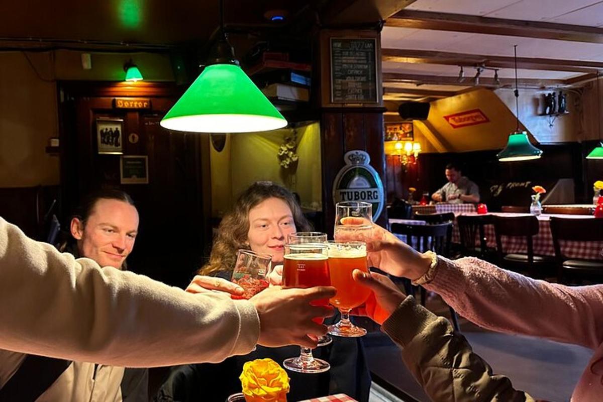 skupina lidí držících sklenice piva