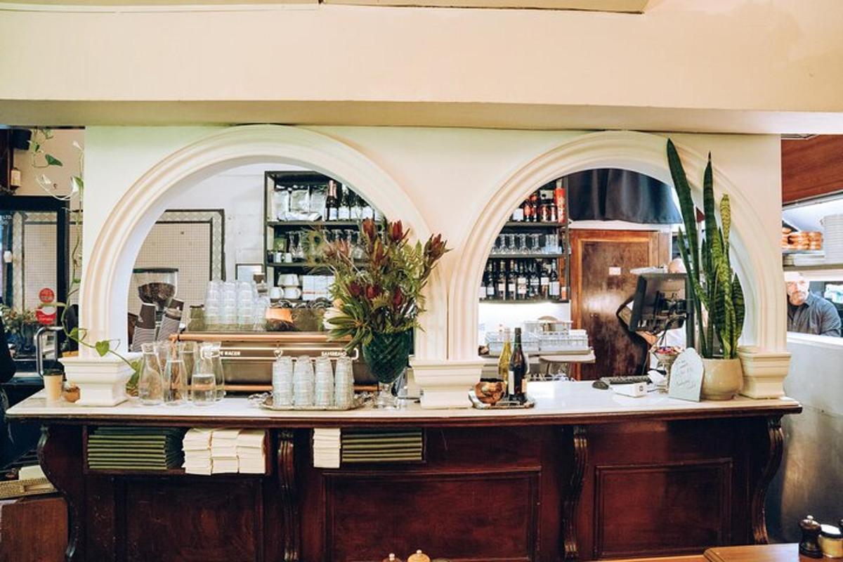 bar v restauraci s obloukem nad ním