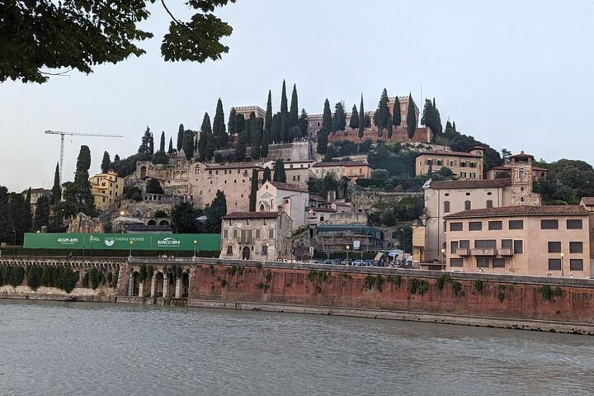 una città con un treno su un ponte sopra un fiume