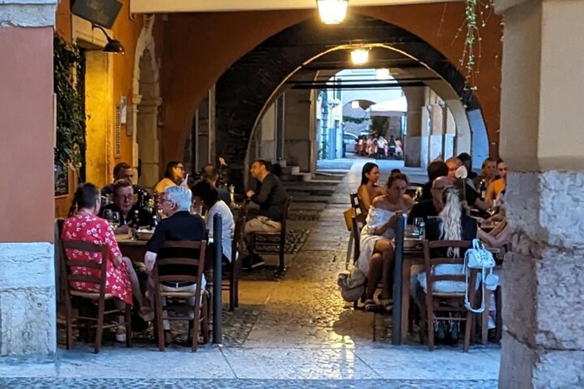 un gruppo di persone sedute ai tavoli di un ristorante