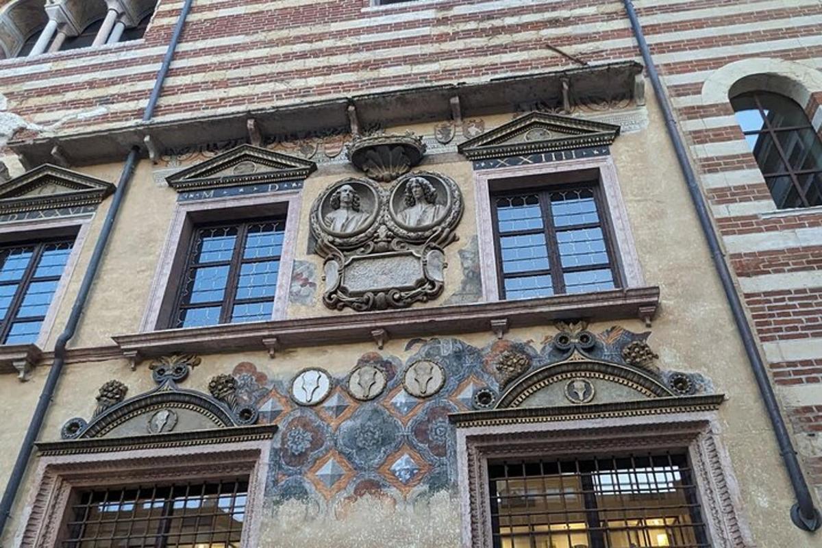 un edificio con orologi ai lati