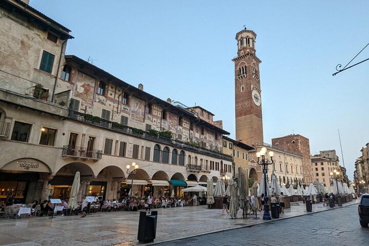una strada cittadina con una torre dell'orologio in lontananza