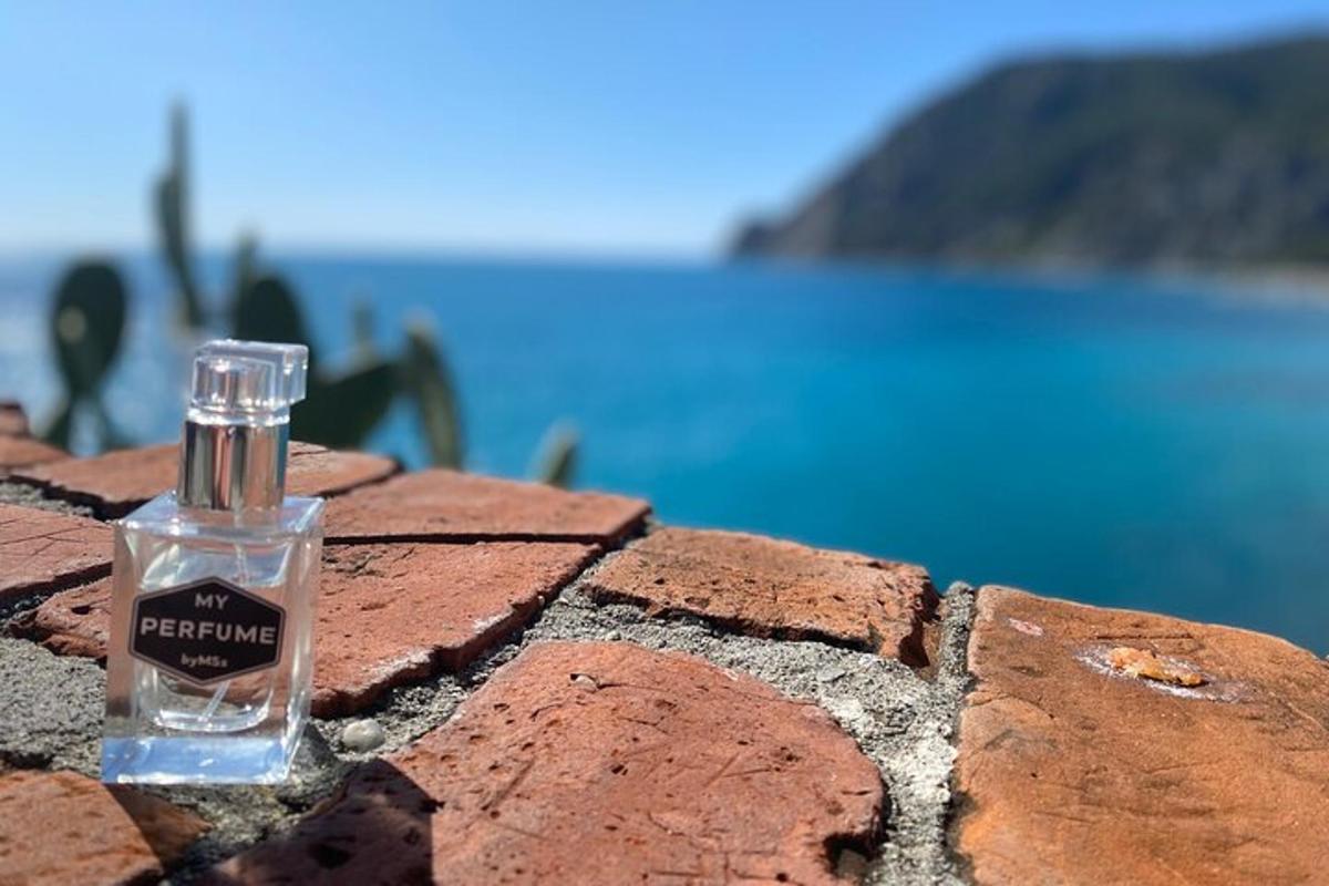 ένα μπουκάλι άρωμα πάνω σε έναν τοίχο από τούβλα
