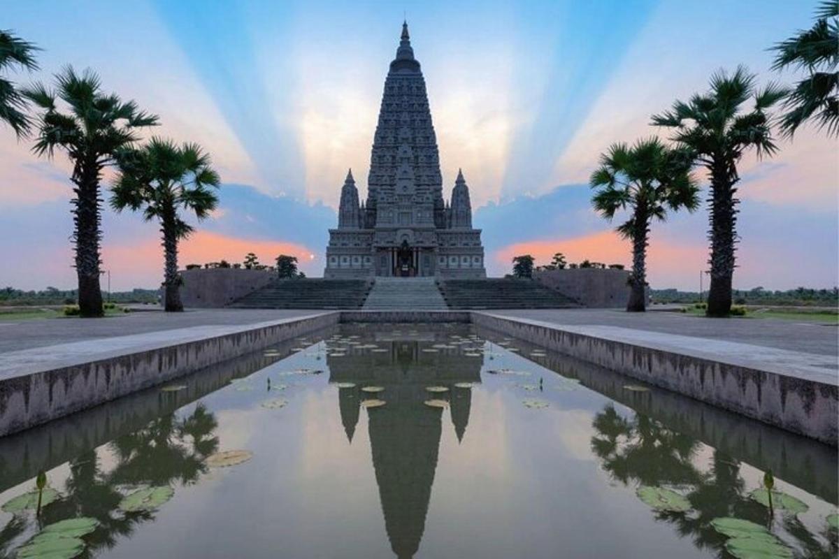 Un templo con palmeras y un reflejo en el agua.