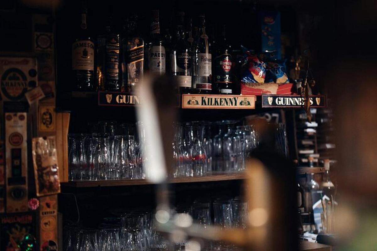 egy polc tele rengeteg alkoholos üveggel